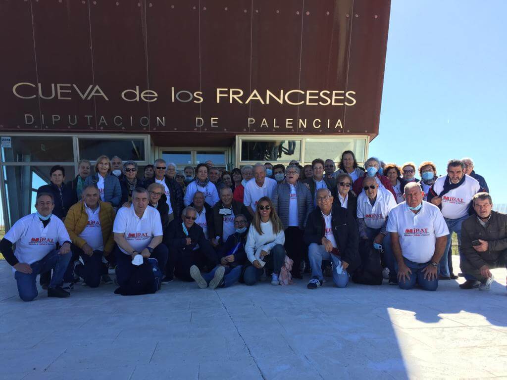 Jubilados de Mirat en la Cueva de los Franceses